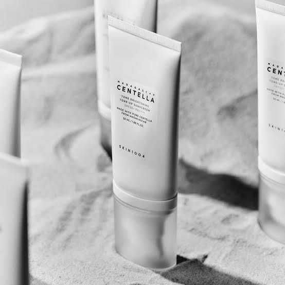 ضد آفتاب ضد لک و روشن کننده تون آپ سنتلا اسکین 1004  Centella Tone Brightening Tone-Up SunScreen